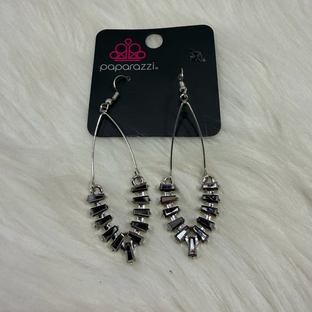 🩷5/$10🩷 Paparazzi Silver Black Baguette Teardrop Earrings
